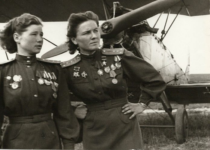 Иван Шагин. Герои Советского Союза летчицы М. Смирнова и Н. Попова. 1944 г. Borodulin Collection