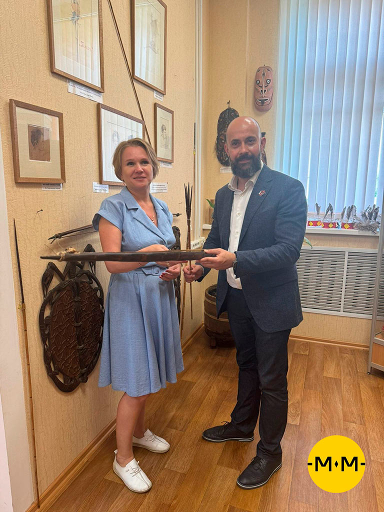 Заведующая Окуловского краеведческого музея им. Н. Н. Миклухо-Маклая Наталья Васильевна Арсеньева и Николай Миклухо-Маклай мл. Фото © пресс-служба Фонда им. Н.Н. Миклухо-Маклая