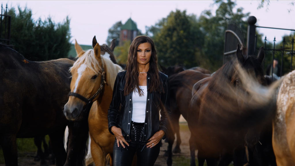 ирина йовович - лошади