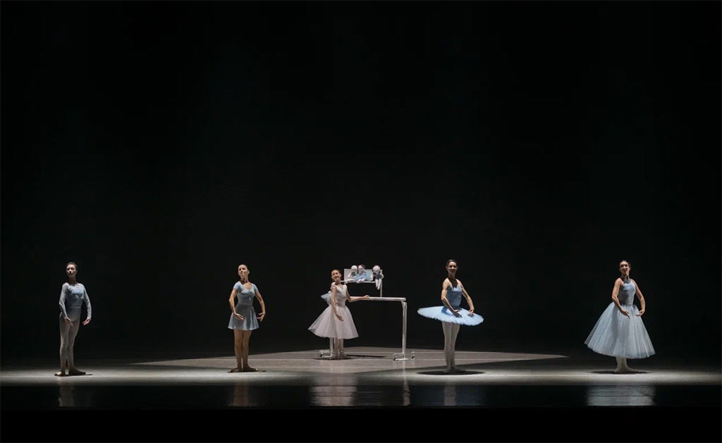 Королевы вариаций. сцена из спектакля.