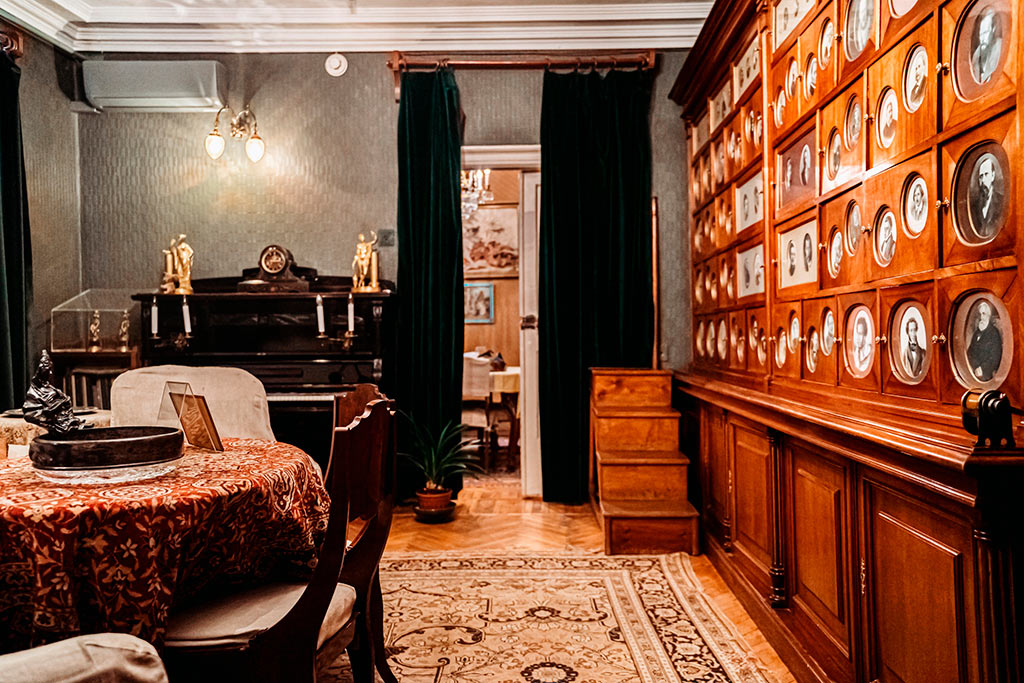 Его Величество книжный шкаф. Фото © пресс-служба Музея МХАТ