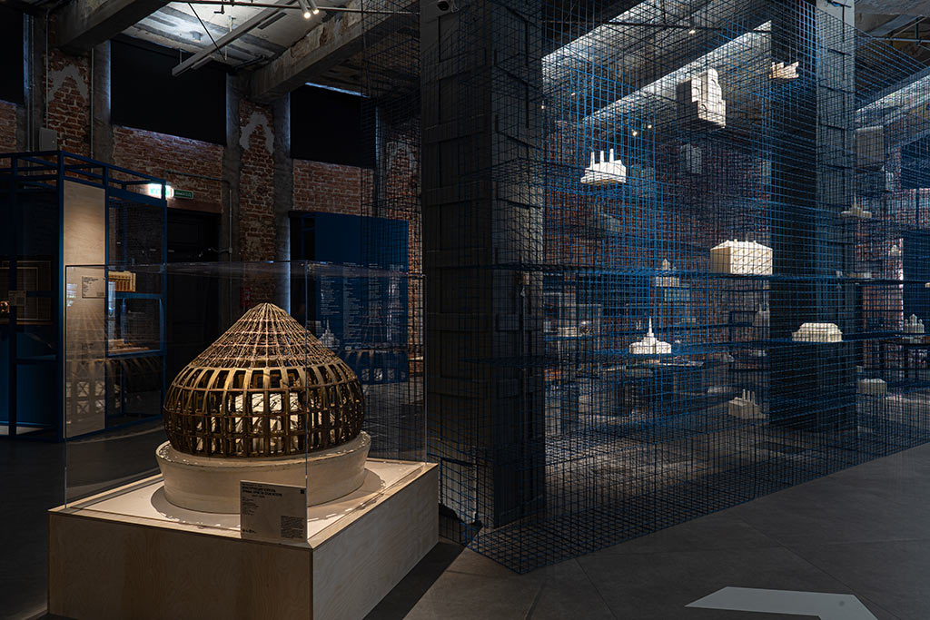 внутри макета - экспозиция в центре зотов