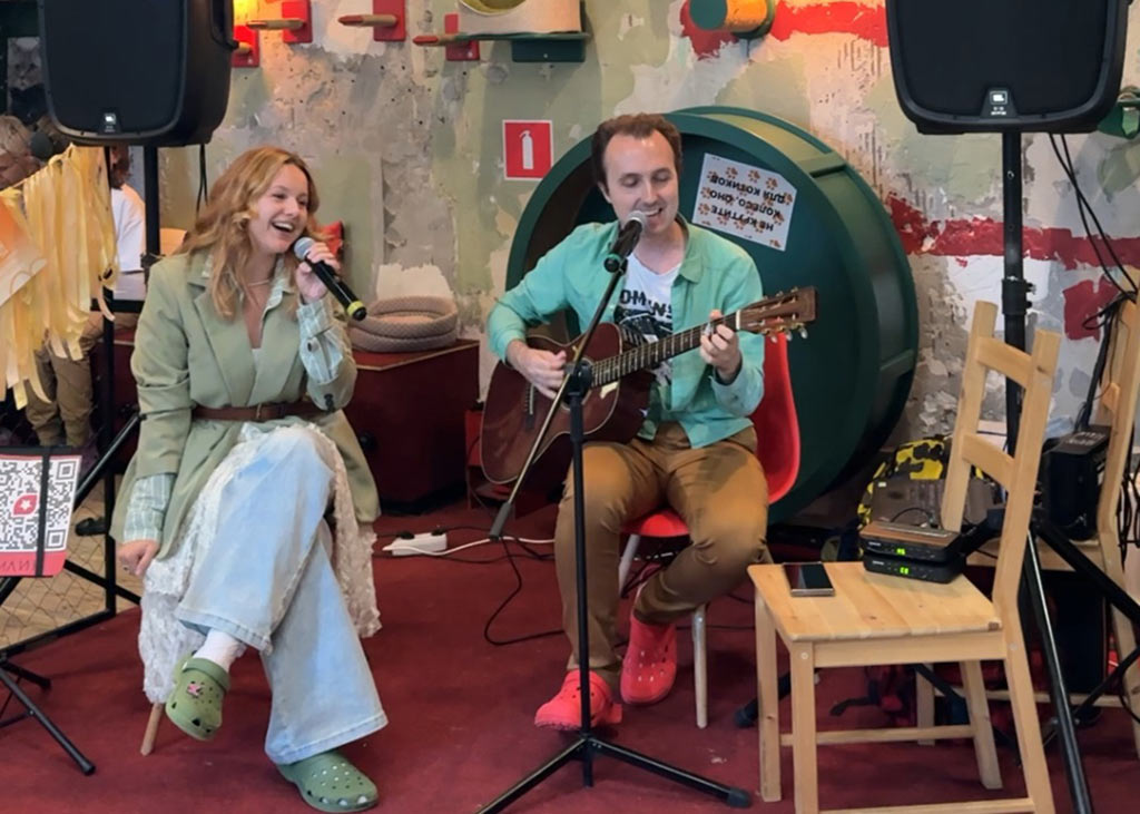 Катя Лова и Филин. Концерт в московском котокафе «Котики и люди». Фото © пресс-агент Кати Лова