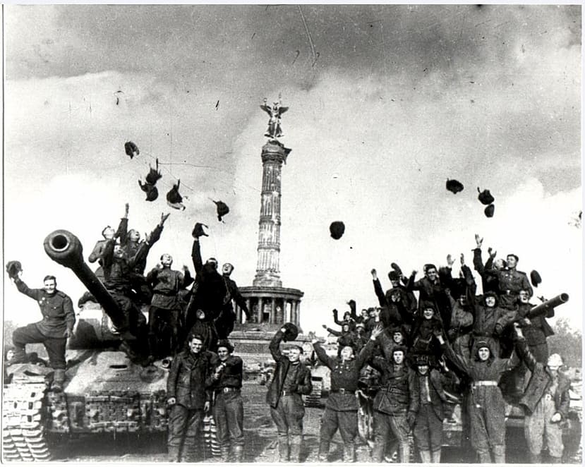 ММНА ОФ-1205-57. ИФ 1944. Фотография. Ура! Победа! 9 мая 1945 г. Предоставлено пресс-службой Музей Победы, Москва