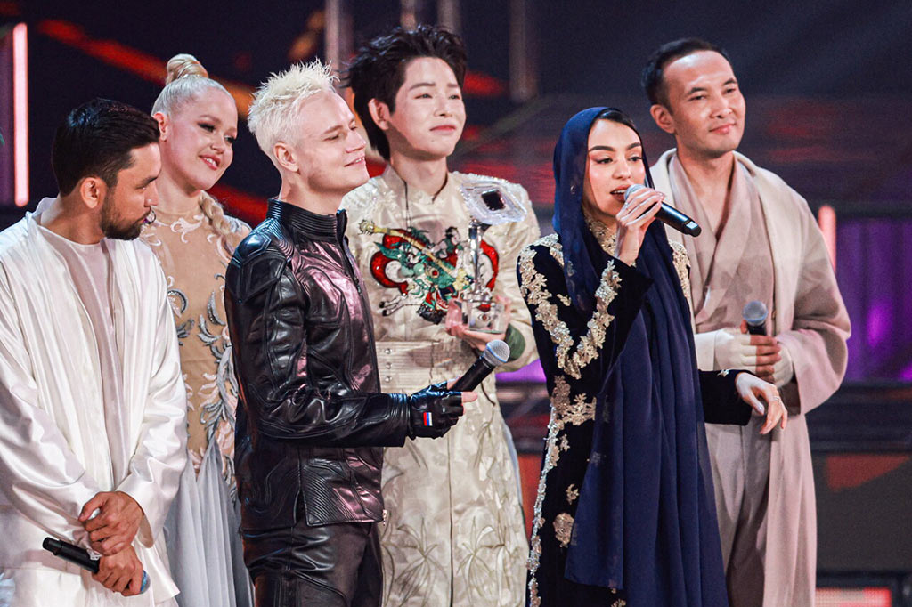 Singers Yaroslav Dronov of Russia, Duc Phuc of Vietnam and Zena Emad (L-R centre) of Saudi Arabia take part in a victory ceremony for the Intervision 2025 International Song Contest at the Live Arena Concert Hall near Moscow, Russia, September 20, 2025. Alexander Shcherbak / TASS Host Photo Agency for the Intervision Contest