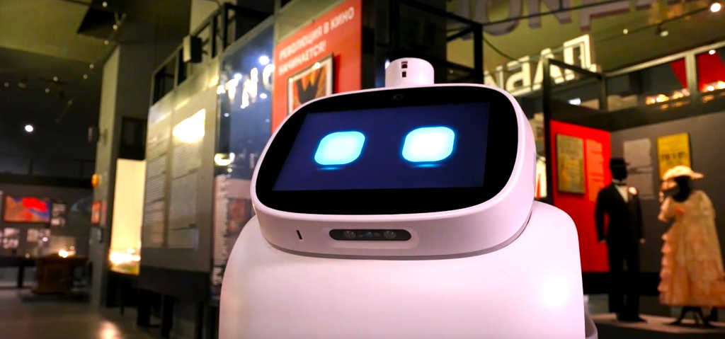 аркаша - робот экскурсовод музея кино вднх