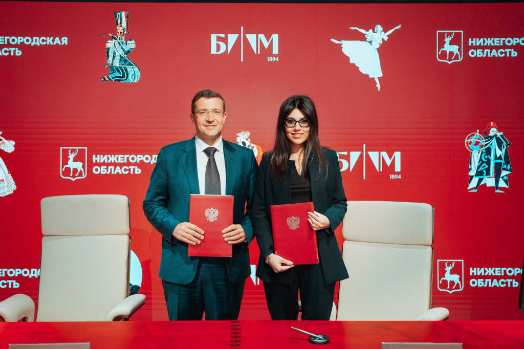 Губернатор Нижегородской области Глеб Никитин и генеральный директор Бахрушинского театрального музея Кристина Трубинова и