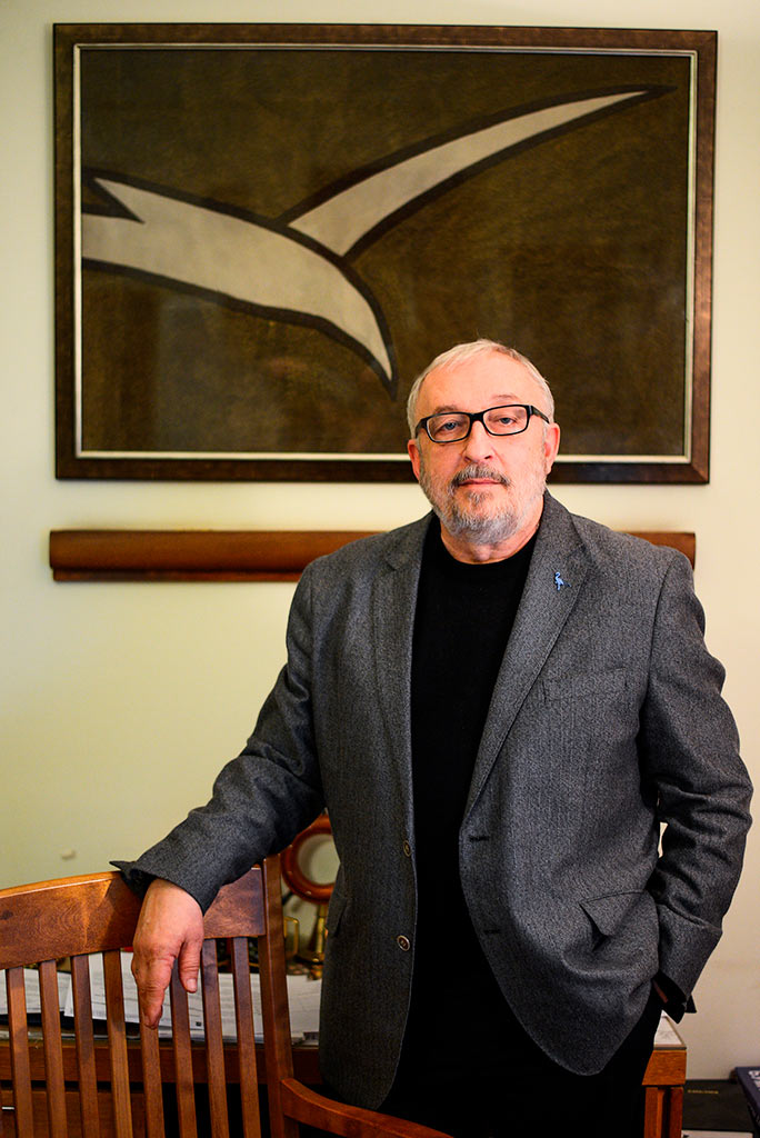 Художественный руководитель Московского Нового драматического театра, заслуженный деятель искусств России Вячеслав Долгачев в своём кабинете. Фото: личный архив