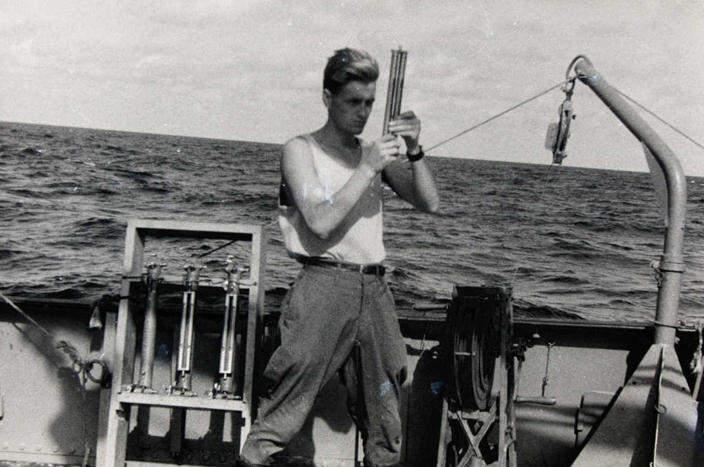 О. Мамаев с батометром на НИС Витязь.1953