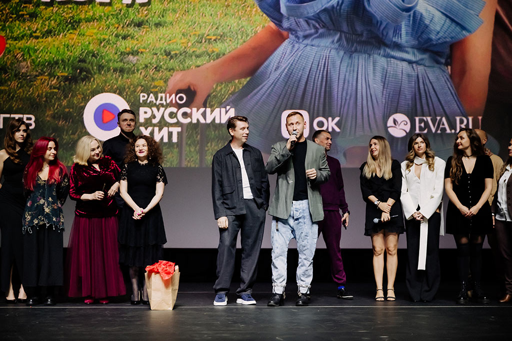 Презентация. фильма. У микрофона Михаил Тарабукин - главный герой фильма. Фото © пресс-служба Кинокомпании Ten Letters