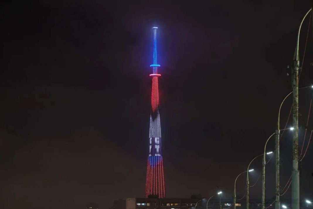 телебашня в астрахани в цветах российского флага