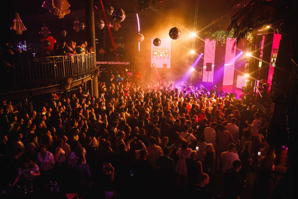 тусовка Радио DFM собрала полный зал в VK Gipsy