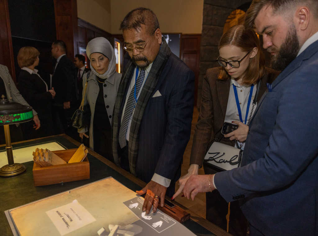 делегация из малайзии в музее победы