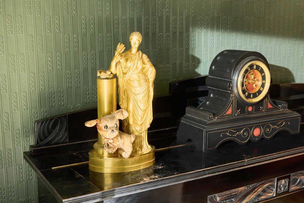 Фигурка богини Деметры с игрушкой – собачкой,
сшитой супругой Владимира Ивановича.
Музей-квартира В.И. Немировича-Данченко.
Москва, 2025