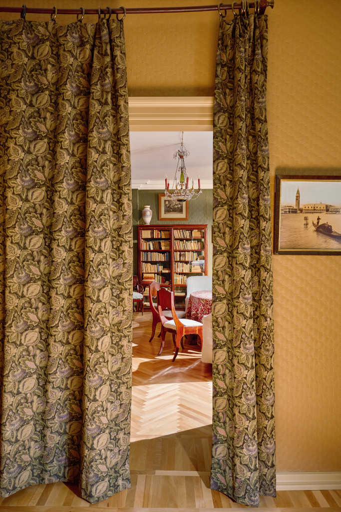 Вид из столовой на интерьер гостиной.
Музей-квартира В.И. Немировича-Данченко. Москва, 2025