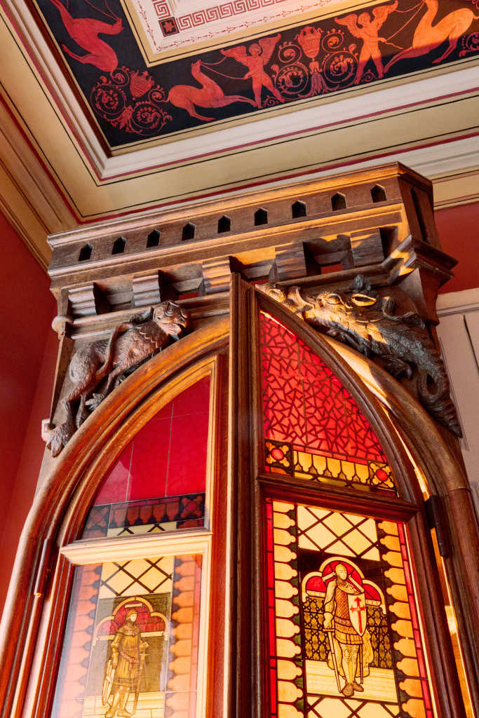 Дубовый шкаф, декорированный стеклянными панелями, имитирующими средневековые витражи, в Красной комнате дома в Леонтьевском переулке. Дом-музей К.С. Станиславского. Москва, 2025