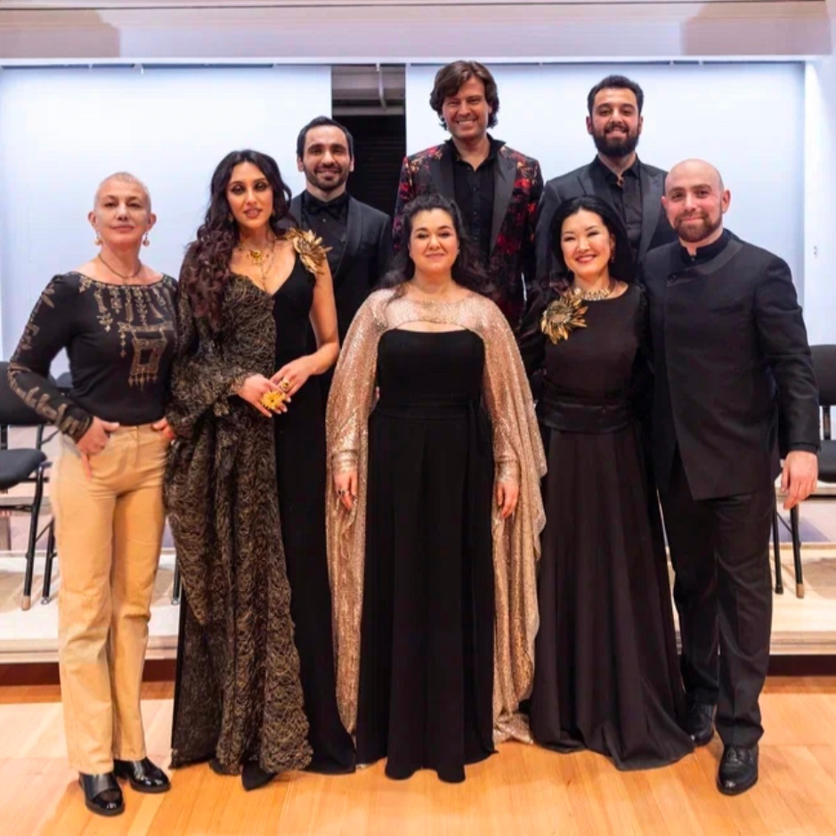 опера априори