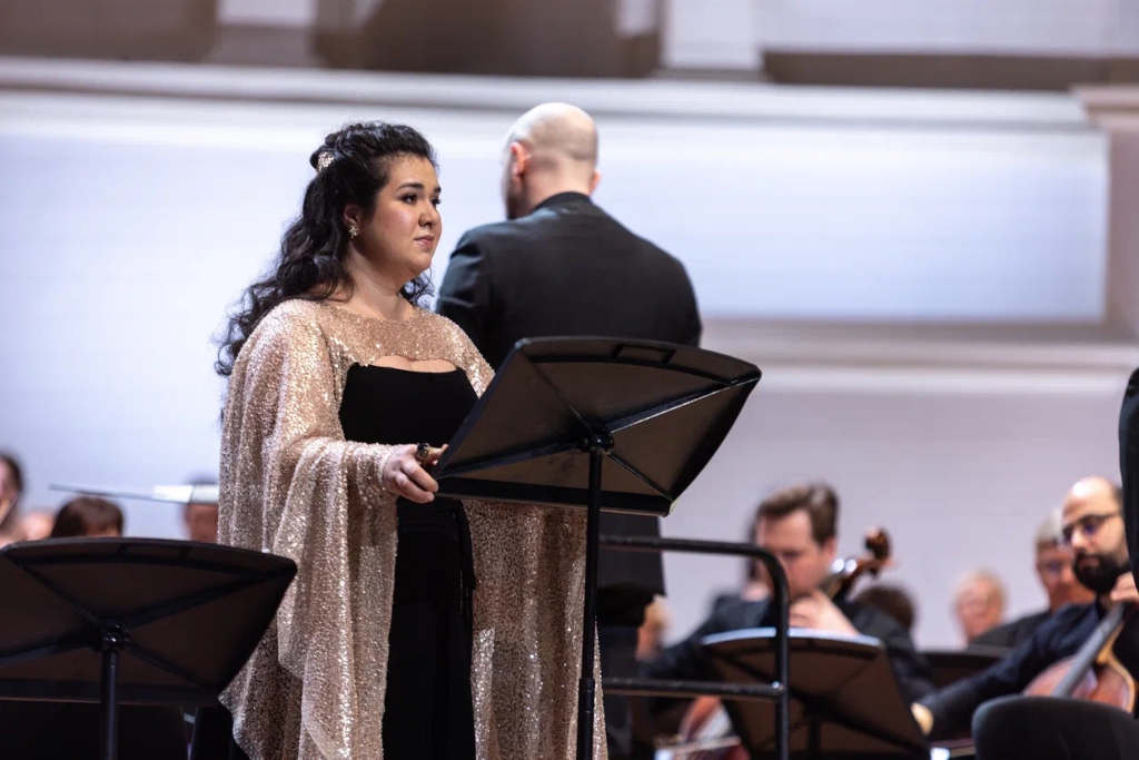 опера априори