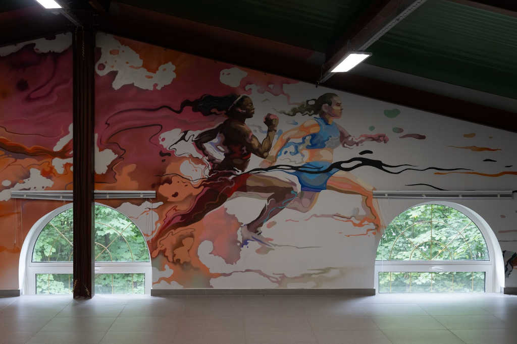 Одно из строений на ВДНХ украсили росписи победителя арт-проекта «Контуры культуры»