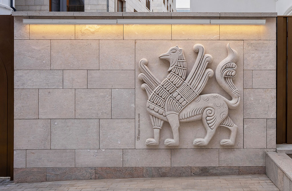 Барельеф-на-входе-на-территорию-Ильинки