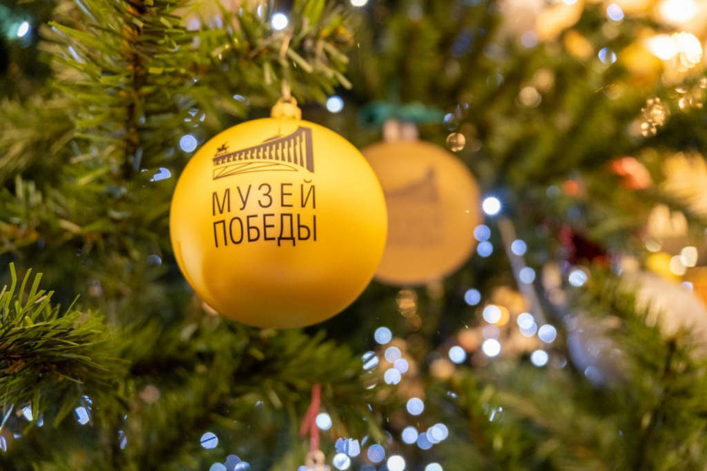 новогодняя ель и елочные игрушки