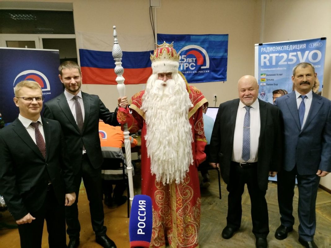 Глава Великоустюгского муниципального округа Игорь Быков, замгубернатора Вологодской области Александр Бурыкин, Дед Мороз, замгендиректора РТРС Виктор Горегляд, директора филиала РТРС Анатолий Шарымин