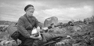 В Музее Победы представили две фотовыставки о защитниках столицы Санитарка перевязывает раненого бойца