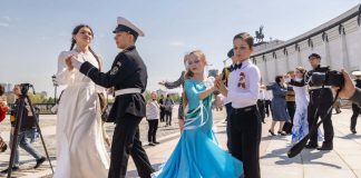 Около 250 пар станцевали «Вальс Победы» у стен Музея Победы вальс победы