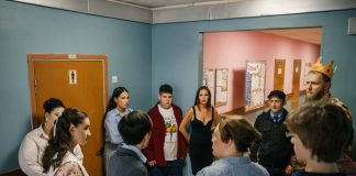 «Вечерняя школа»: новые испытания и старый состав Екатерина Новикова, Динара Курбанова, Анастасия Резник, Григорий Дудник, Наталья Борисова, Илья Макаров, Кирилл Шуклин, Ксения Корнева. Фото: пресс-служба СТС